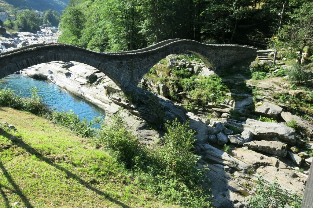 Dans le Val Verzasca, le célèbre Pont des sauts : pont à deux arcades qui enjambe la Verzasca 